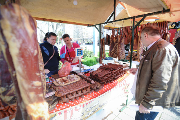 Старе муштерије дунавске кобасице ЗА ВИРУС НЕ ХАЈУ